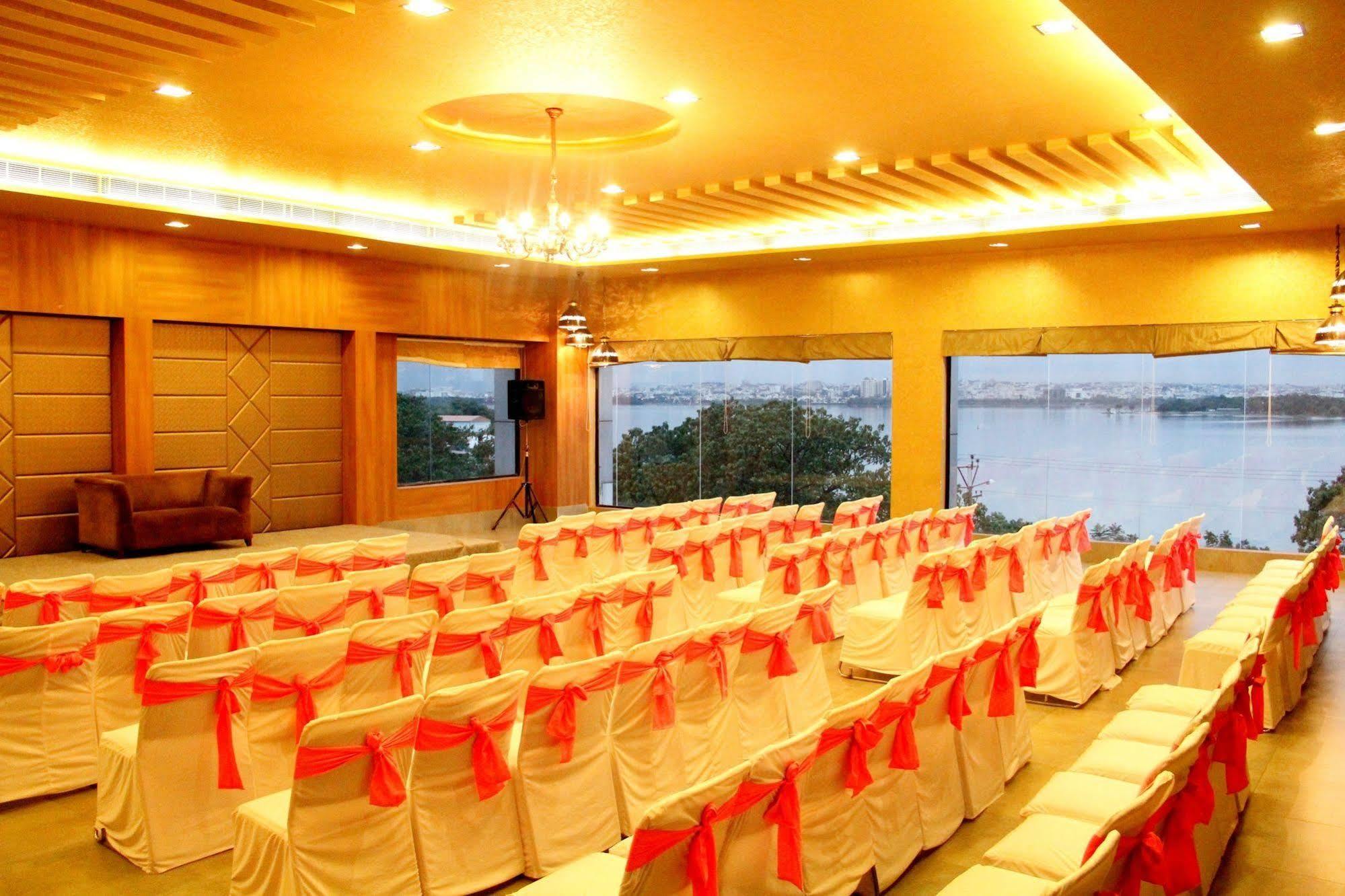 ​Justa Hyderabad Hotel ภายนอก รูปภาพ