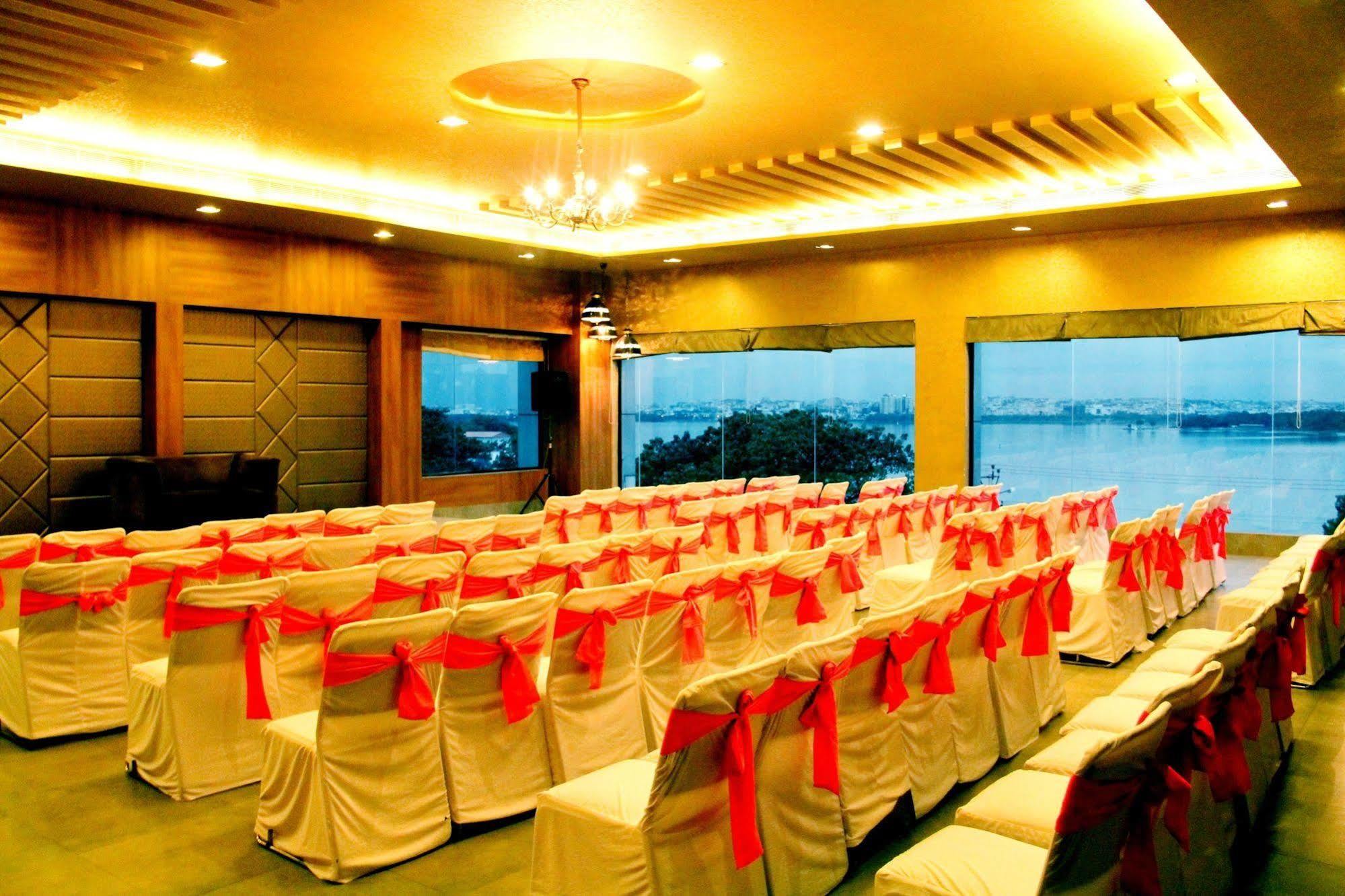 ​Justa Hyderabad Hotel ภายนอก รูปภาพ