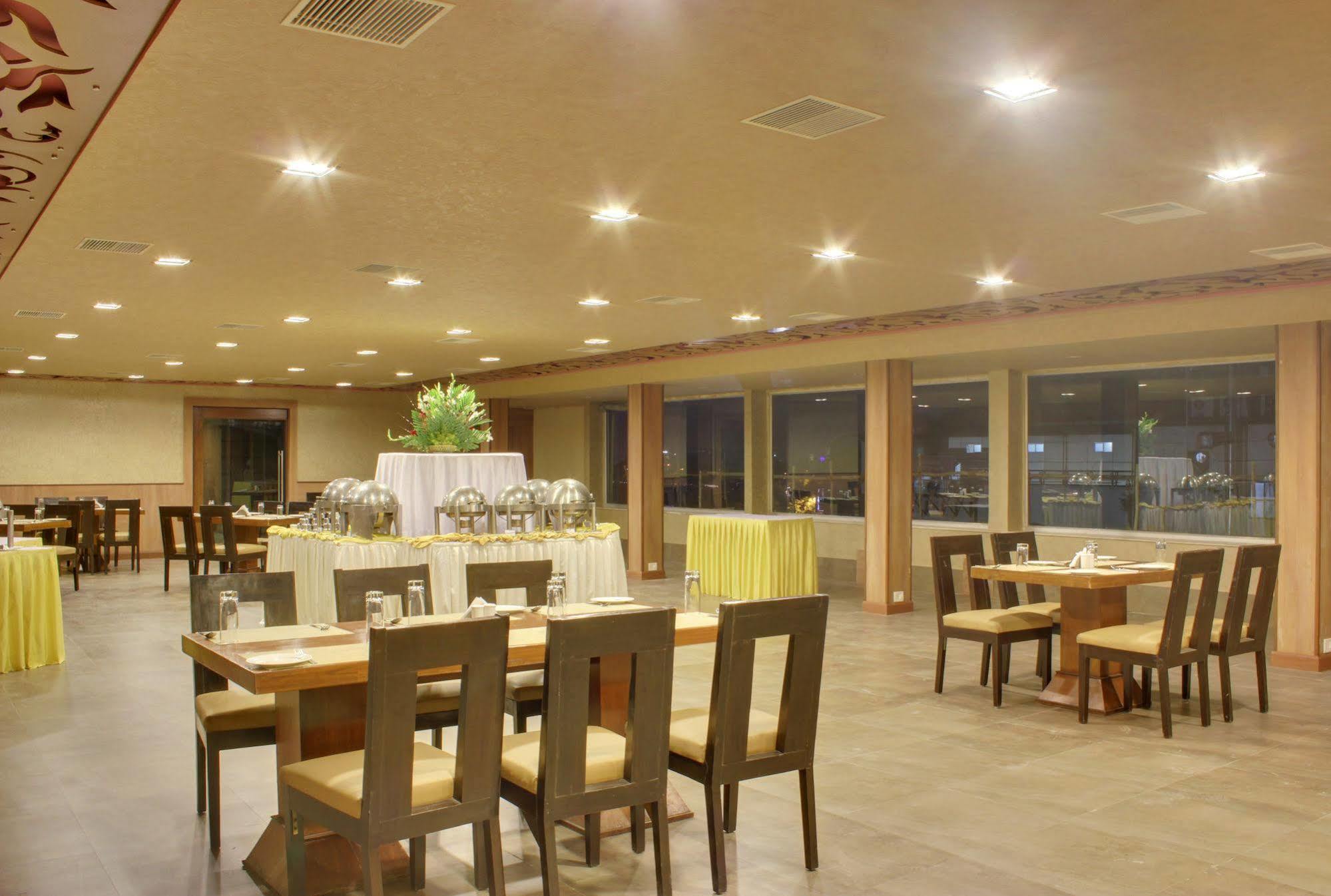​Justa Hyderabad Hotel ภายนอก รูปภาพ