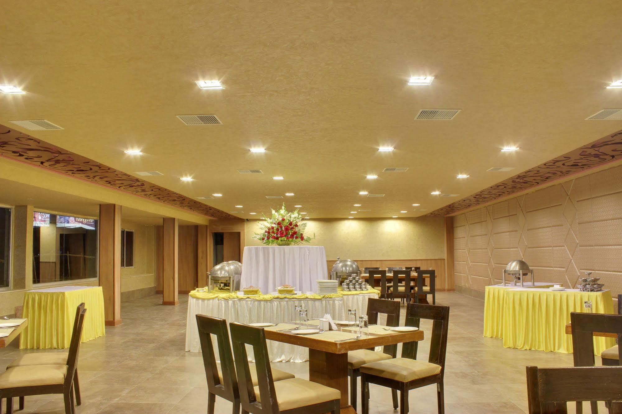​Justa Hyderabad Hotel ภายนอก รูปภาพ