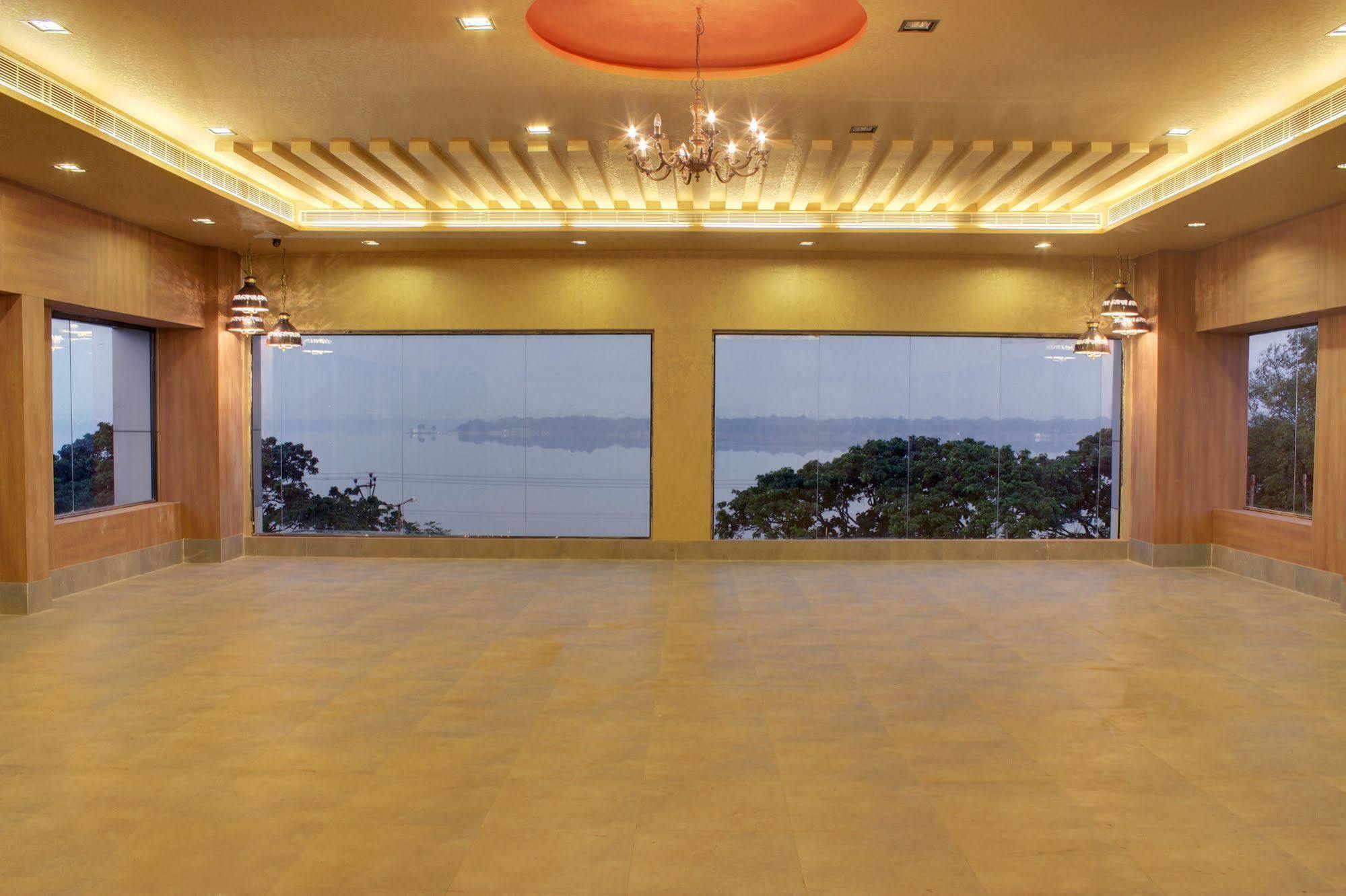 ​Justa Hyderabad Hotel ภายนอก รูปภาพ